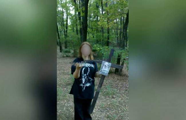 Под Днепром школьники поиздевались над кладбищем домашних любимцев: фото