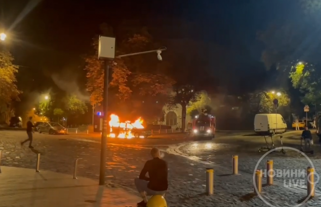 На Подоле в Киеве сгорел дотла автомобиль