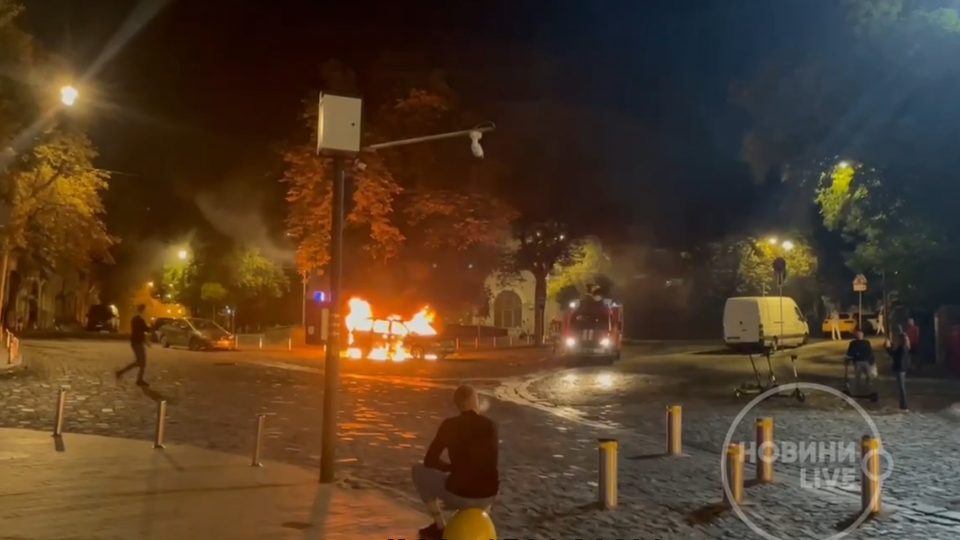 На Подоле в Киеве сгорел дотла автомобиль