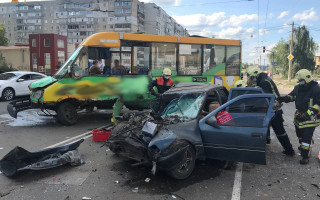 У Сумах в результаті ДТП водія легковика затиснуло в салоні: відео