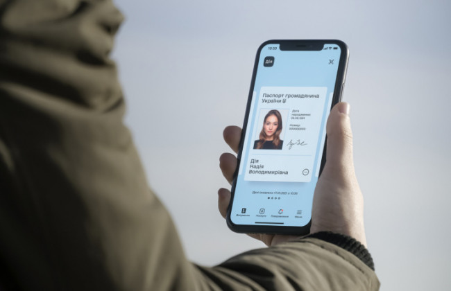 Э-паспорта в Украине официально приравниваются к обычным: вступил в силу закон