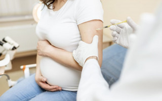 Стало известно, могут ли беременные вакцинироваться от COVID-19