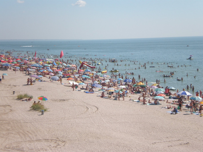 Туристы, отдыхающее на Азовском море, массово жалуются на интоксикацию: подробности