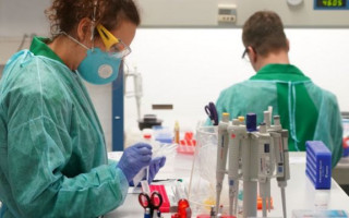 Ногти меняют цвет: медики назвали неожиданные признаки перенесенного COVID-19