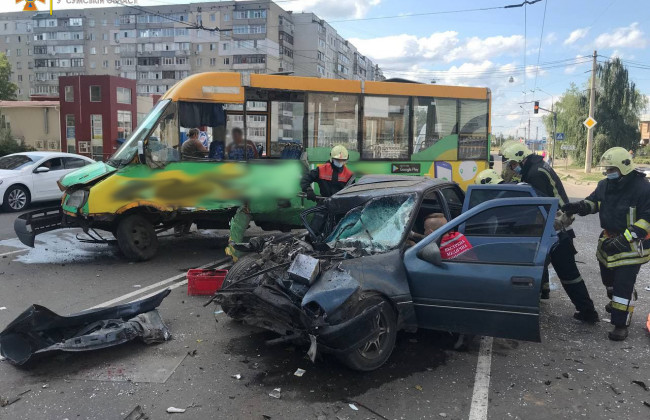 У Сумах в результаті ДТП водія легковика затиснуло в салоні: відео