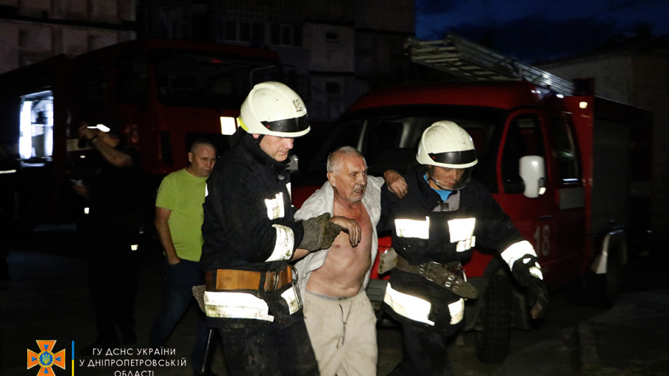 В Дніпрі пожежники врятували чоловіка