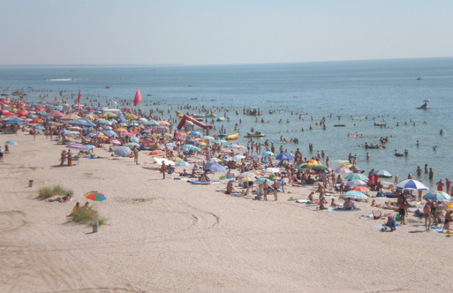 Туристы, отдыхающее на Азовском море, массово жалуются на интоксикацию: подробности