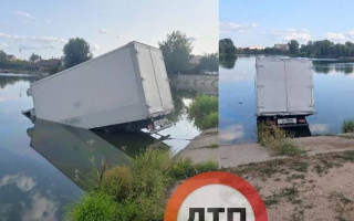 Под Киевом водитель грузовика «нырнул» в озеро, фото