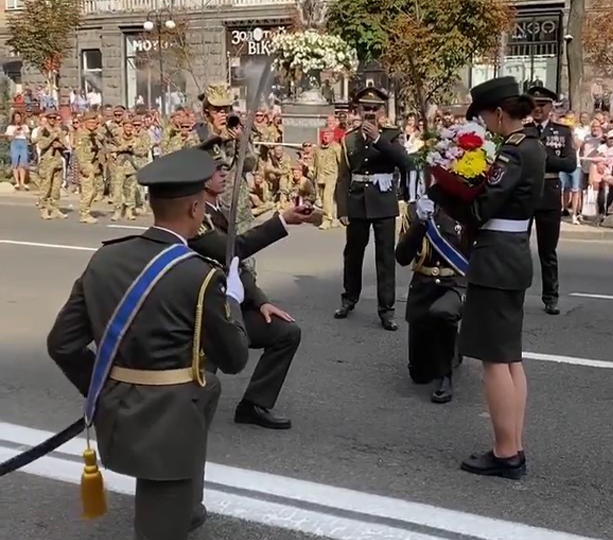 В Киеве военный во время репетиции парада сделал предложение любимой