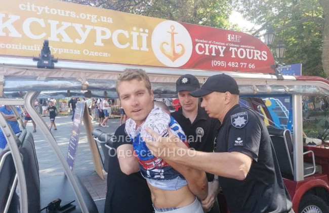 В Одессе на фестивале вышиванки поймали провокатора в футболке с флагом РФ