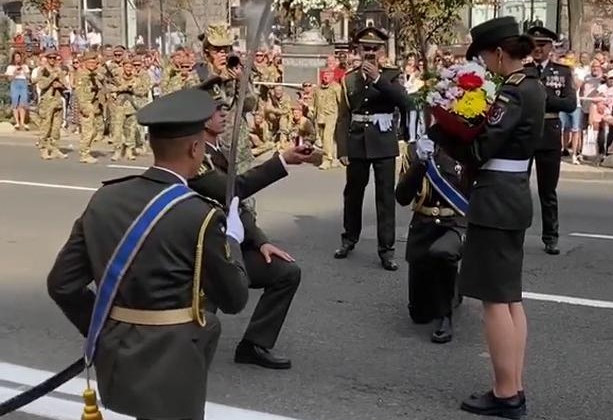 В Киеве военный во время репетиции парада сделал предложение любимой