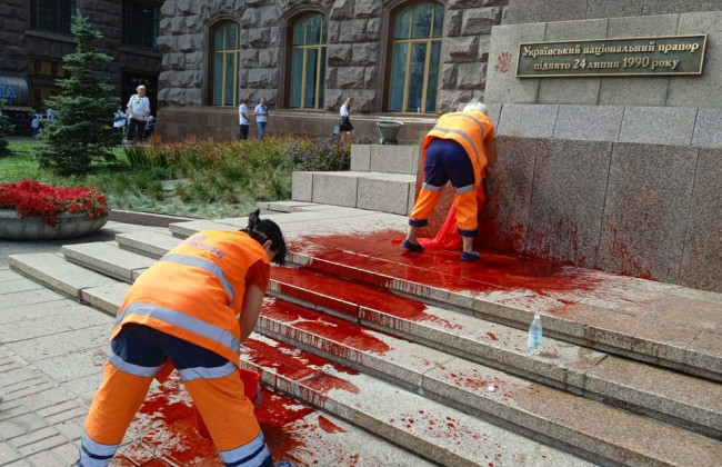 У Києві облили червоною фарбою постамент з прапором України