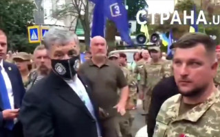 Порошенко облили зеленкой в центре Киева