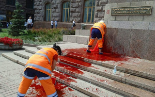 У Києві облили червоною фарбою постамент з прапором України