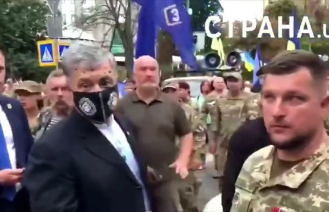 Порошенко облили зеленкой в центре Киева