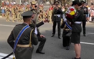 В Киеве военный во время репетиции парада сделал предложение любимой