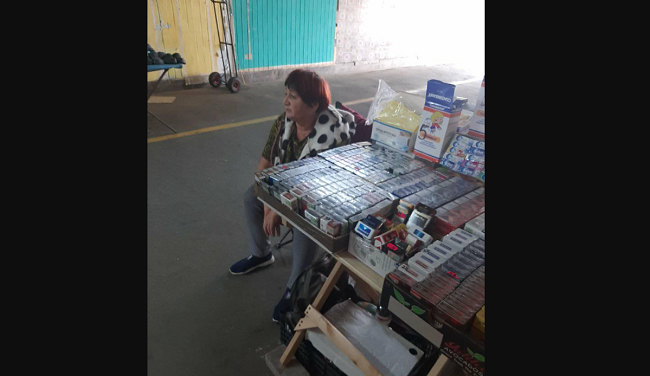 В Киеве на Позняках женщина продает детям сигареты, а родителям угрожает расправой: фото