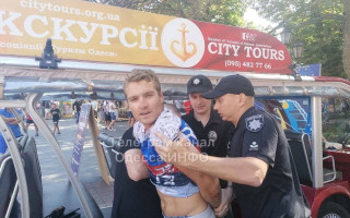 В Одессе на фестивале вышиванки поймали провокатора в футболке с флагом РФ