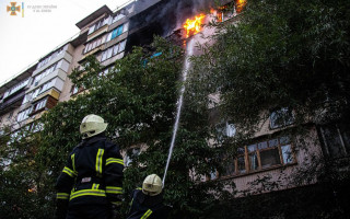 У Києві вогнеборці ліквідували пожежу на балконі жилого будинку