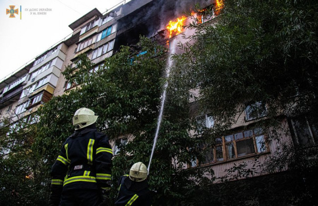 У Києві вогнеборці ліквідували пожежу на балконі жилого будинку