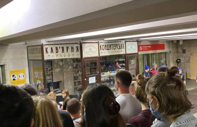 Огромные очереди и сломанные турникеты: в Киеве после концерта в метро произошел коллапс, фото