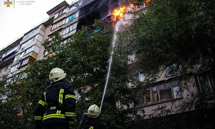 У Києві вогнеборці ліквідували пожежу на балконі жилого будинку
