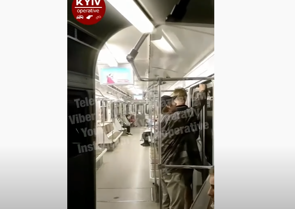 В метро Киева наглые пьяные подростки опять начудили, видео