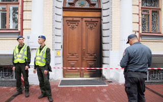 У вхідні двері одного з приміщень Верховного Суду кинули пляшку з вибуховою речовиною
