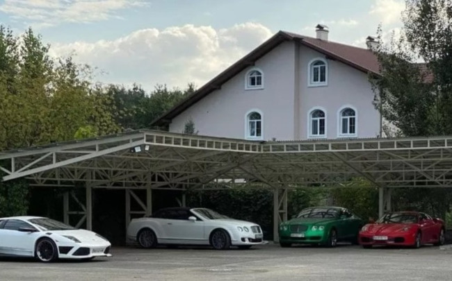 Под Киевом обнаружили парковку с элитными авто, фото