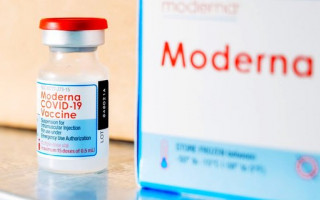 В Moderna выявили неизвестные примеси: Япония приостановила использование вакцины