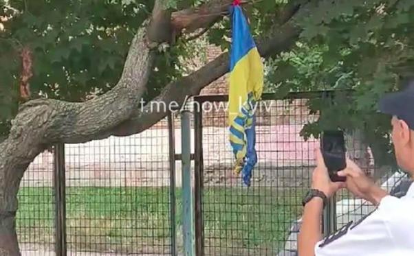 В Киеве 12-летние ребята подожгли флаг Украины