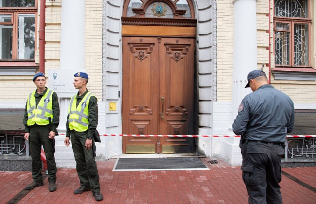 У вхідні двері одного з приміщень Верховного Суду кинули пляшку з вибуховою речовиною