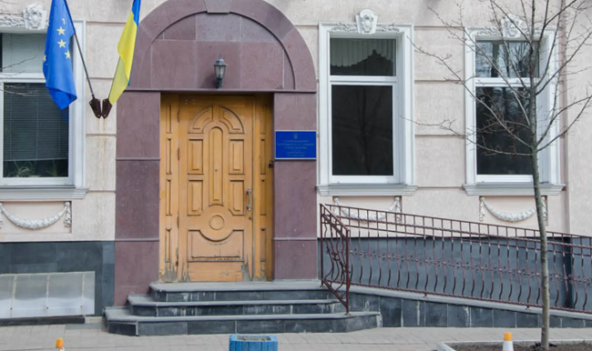 В Киеве в офис омбудсмена бросили «коктейль Молотова»: видео пожара