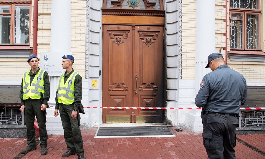 У вхідні двері одного з приміщень Верховного Суду кинули пляшку з вибуховою речовиною