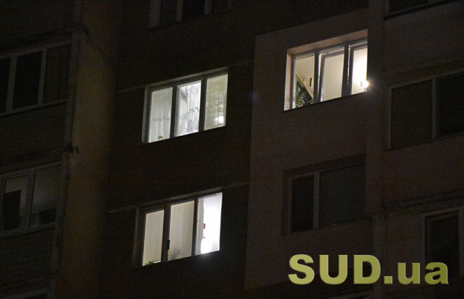 В Киеве молодую женщину выбросили из окна многоэтажки: видео