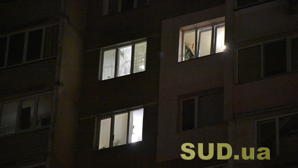 В Киеве молодую женщину выбросили из окна многоэтажки: видео