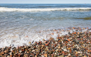 В Одессе море покрылось странными белыми пятнами: фото и видео