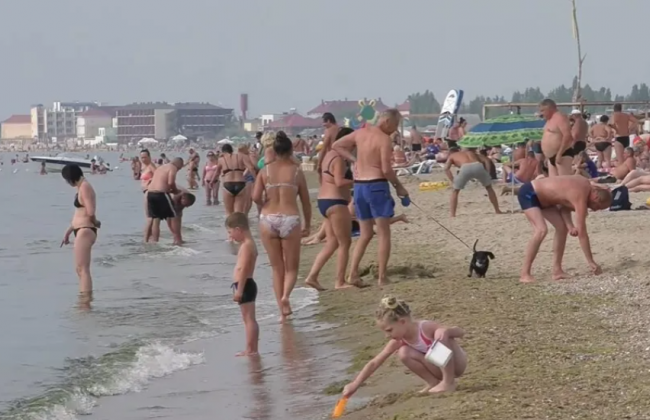 Высокие цены, много людей и полчища медуз: туристы жалуются на отдых в Затоке, фото и видео