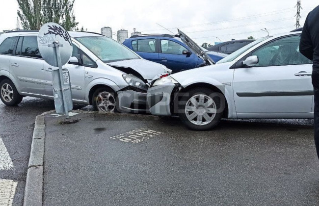 В Киеве водитель умер за рулем и устроил ДТП