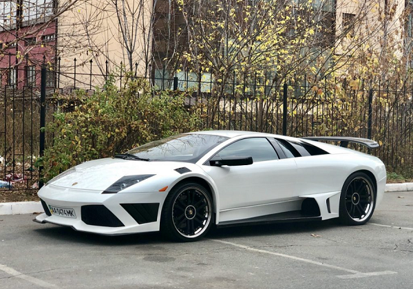 Под Киевом заметили  парковку с элитными авто