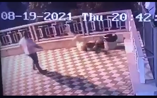 В Киеве глава ОСМД едва не проломил голову подростку, видео