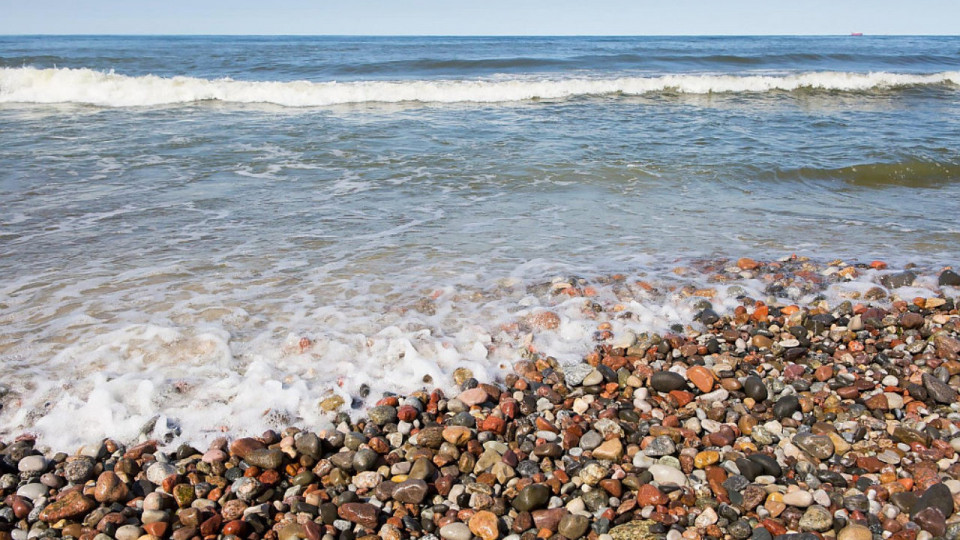 В Одессе море покрылось странными белыми пятнами: фото и видео