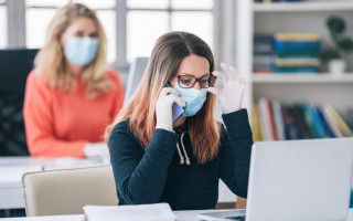 Стало известно, где люди чаще всего заражаются COVID-19