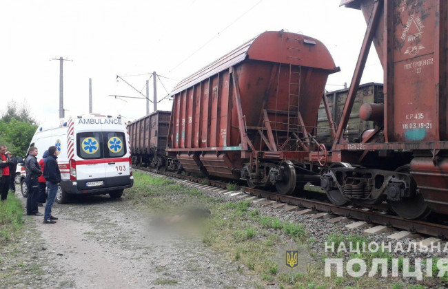 Погиб на месте: под Киевом 13-летнего мальчика ударило током