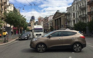 В центре Киева «герой парковки» оставил авто прямо посреди дороги: фото