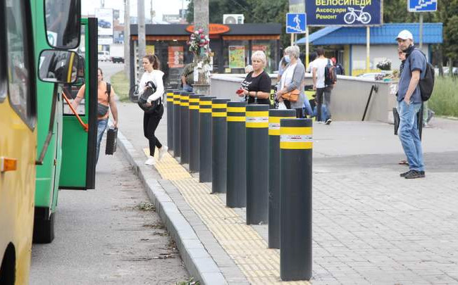 В Киеве установили систему защиты остановки общественного транспорта от тарана автомобилем