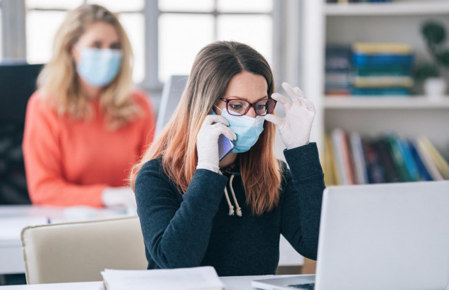 Стало известно, где люди чаще всего заражаются COVID-19