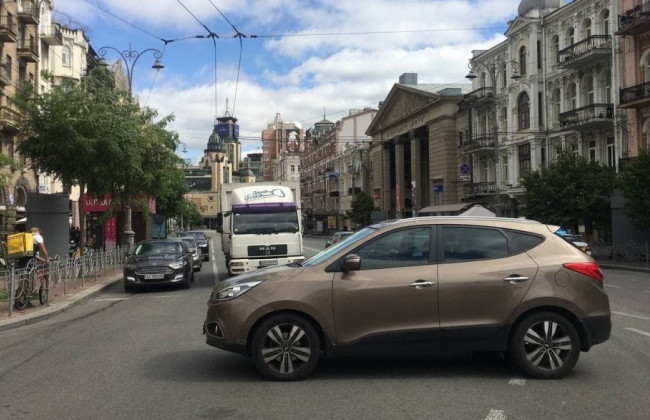 В центре Киева «герой парковки» оставил авто прямо посреди дороги: фото