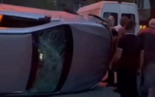 ДТП с переворотом в Киеве: водитель Subaru протаранил два автомобиля, видео