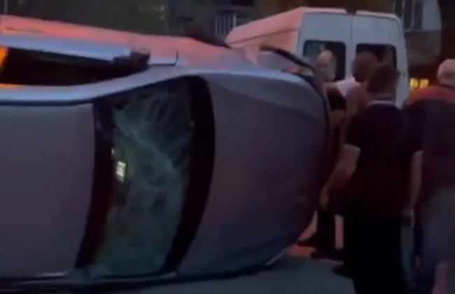 ДТП с переворотом в Киеве: водитель Subaru протаранил два автомобиля, видео